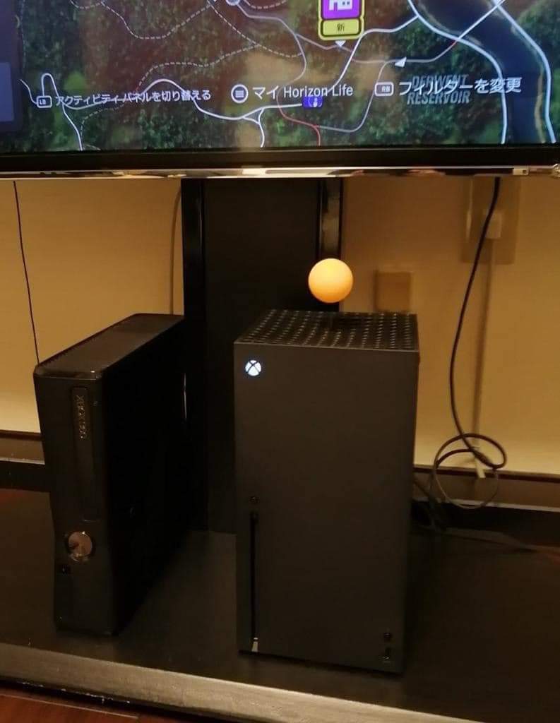 Xbox Series X con una pelota de Ping Pong