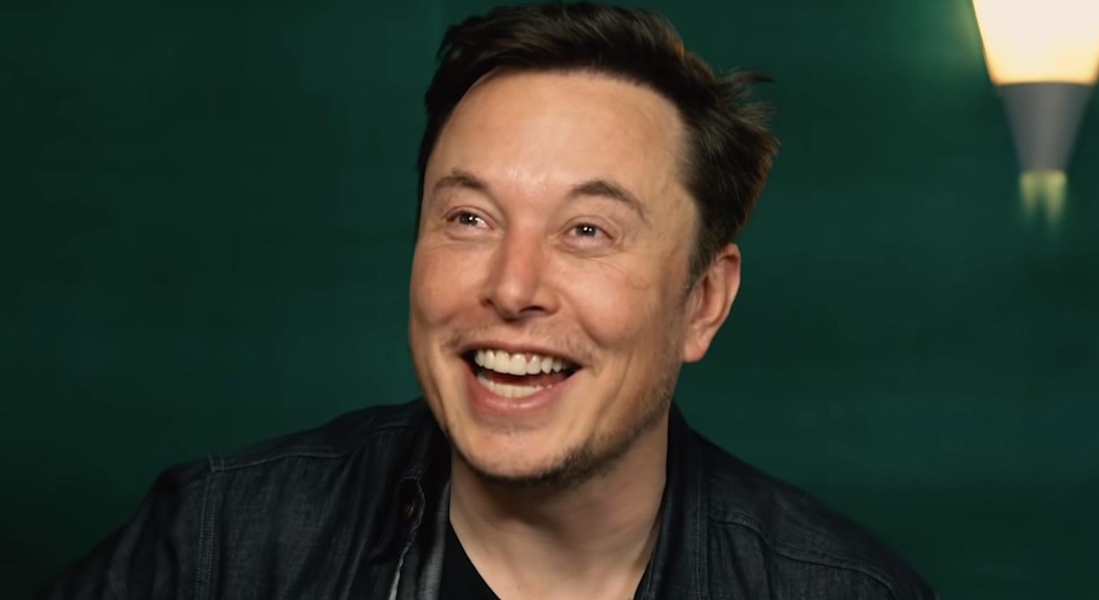 Elon Musk sonriendo