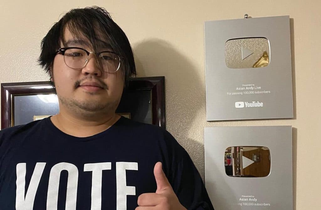 Asian Andy con sus placas de YouTube