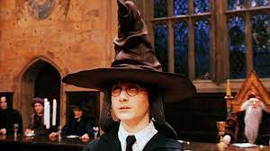 Sombrero seleccionador junto a Harry Potter
