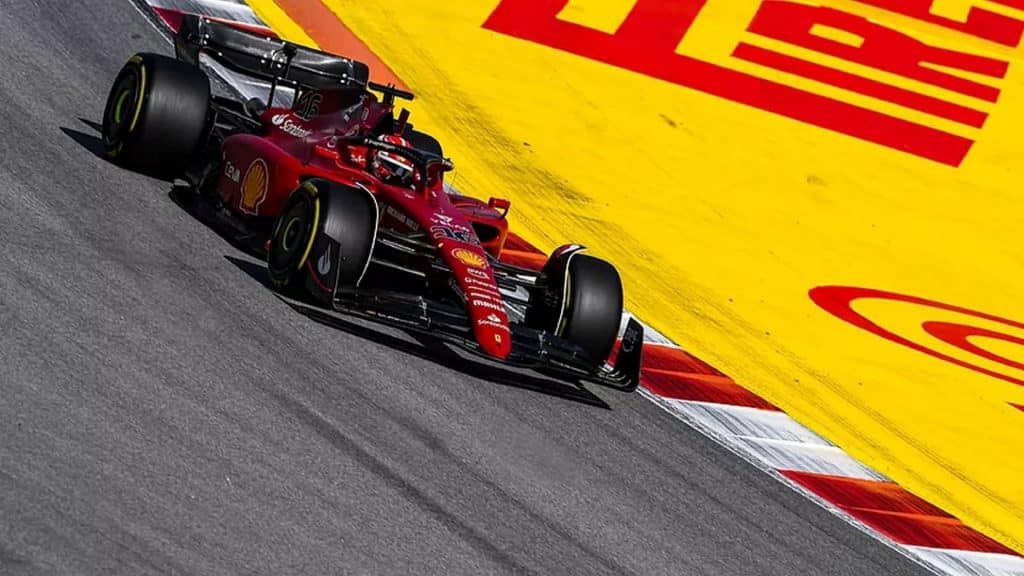 Coche Ferrari en un circuito de F1