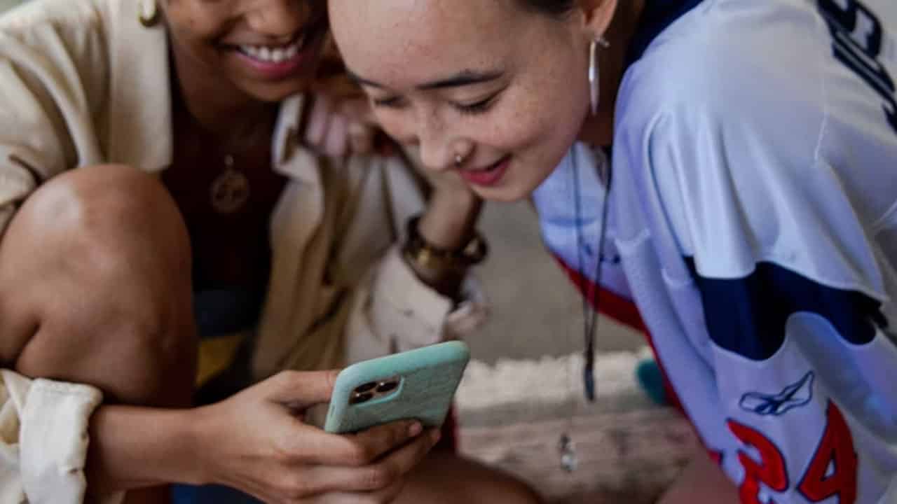 Dos chicas mirando un móvil