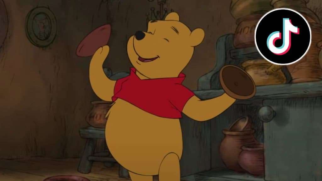 Winnie the pooh al lado del logo de tiktok