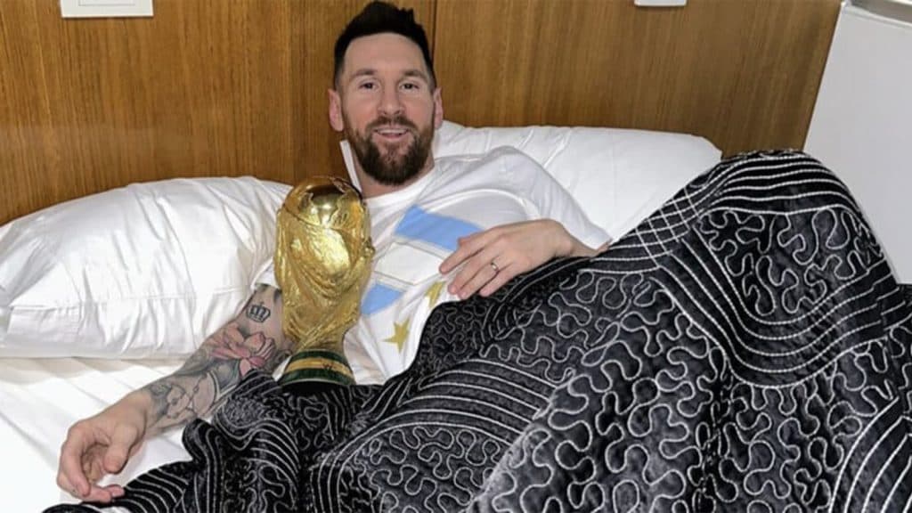 Lionel Messi posando con la copa del mundo
